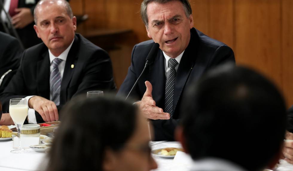 Bolsonaro e seu ministro Onyx, no café com os jornalistas.