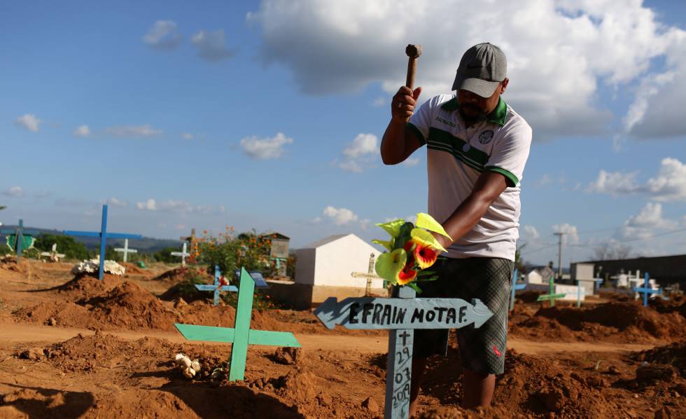 Familiar coloca cruz para identificar o tÃºmulo de uma das vÃ­timas da chacina em Altamira.