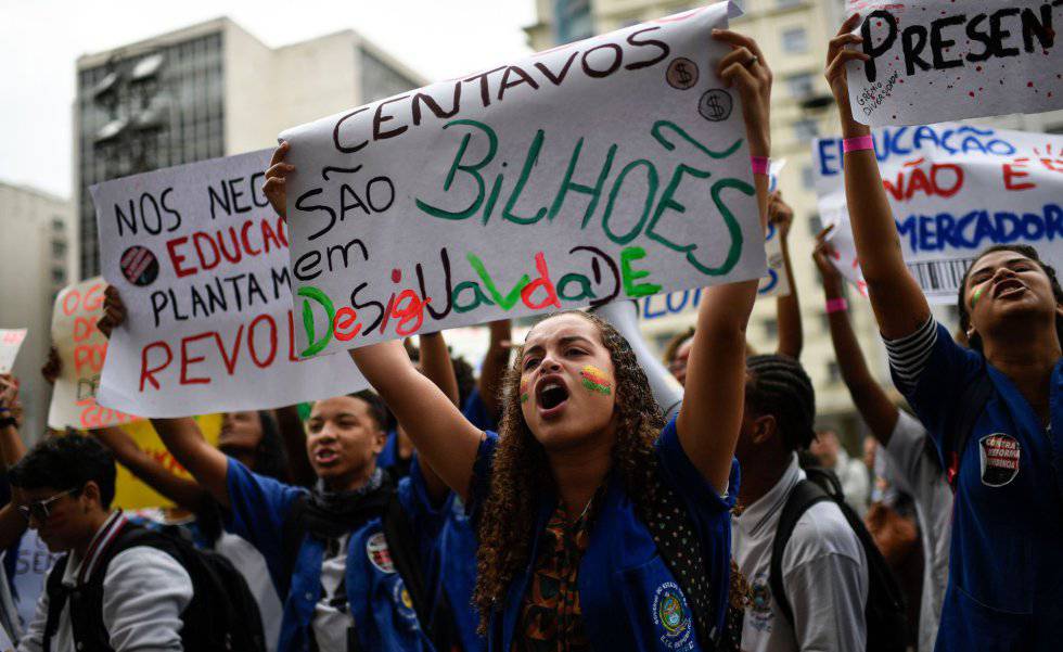 Estudantes protestam contra cortes na educaÃ§Ã£o, no Rio de Janeiro, em maio.
