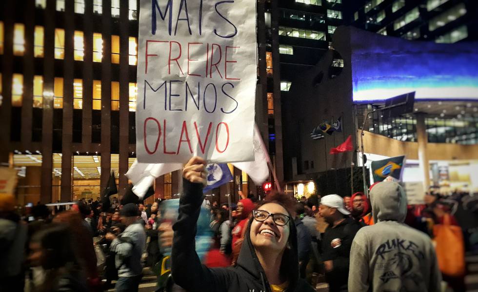 Manifestante na av. Paulista nesta tera. 