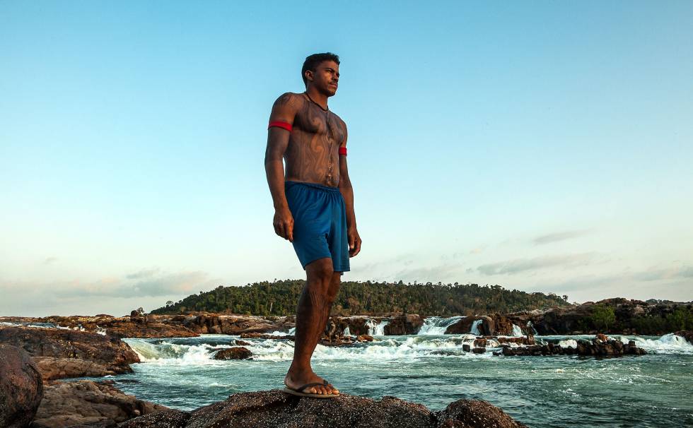 Giliard Juruna, cacique da aldeia MÃ¯ratu, Ã© uma das principais lideranÃ§as na luta contra a morte da Volta Grande do Xingu, onde vive o seu povo. Na foto, feita em 2015, ele estÃ¡ na cachoeira sagrada do JericoÃ¡.rn 