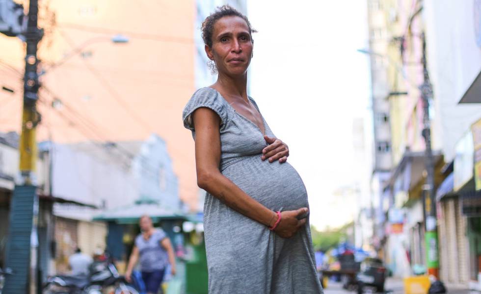 Iriana, grÃ¡vida de 9 meses, posa para foto no centro de Recife