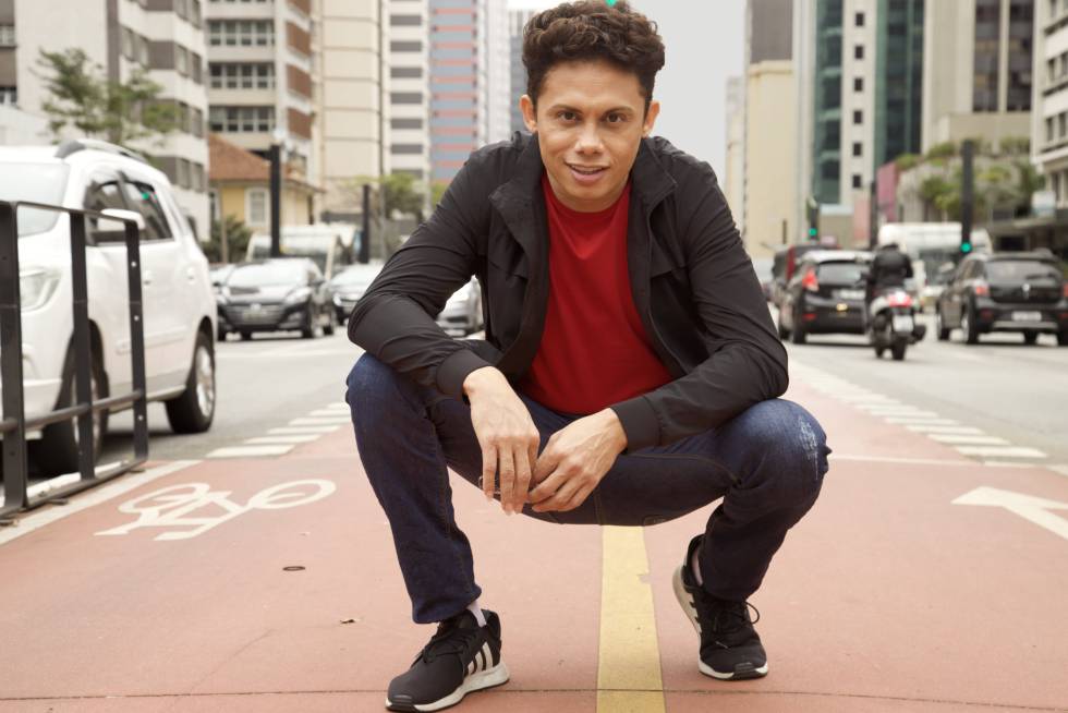 Silvero Pereira, durante passeio na Avenida Paulista.