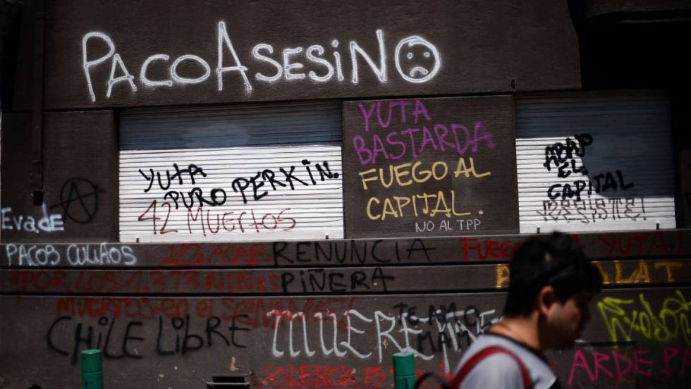 Local pichado durante os protestos em Santiago. Em vídeo, imagens das últimas manifestações no Chile.