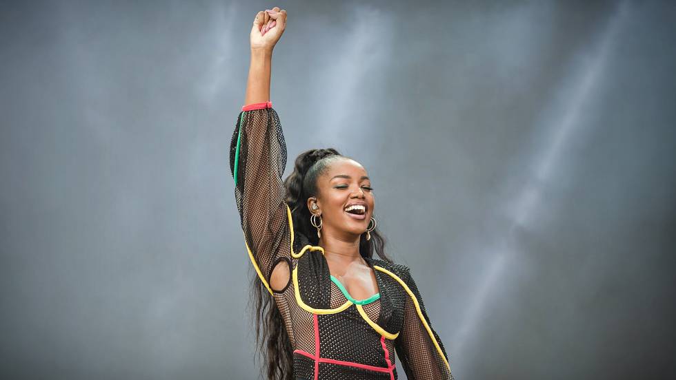 Iza durante apresentação no festival Lollapalooza. Em vídeo, cantora fala sobre racismo.
