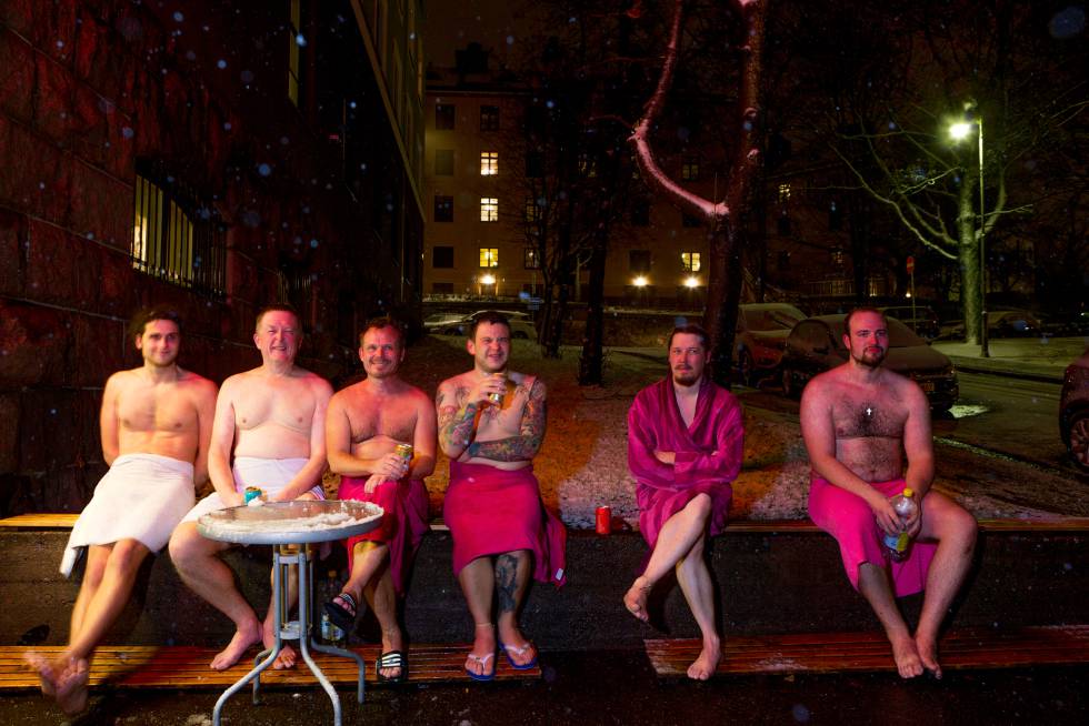 Grupo de homens do lado de fora de uma sauna.