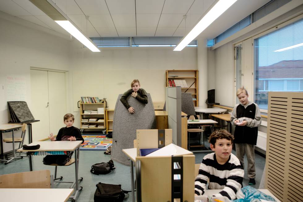 Estudiantes do colégio Pukinmäenkaari,em uma das aulas.