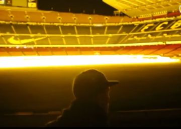 Dos joves entren de nit al Camp Nou escalant la façana