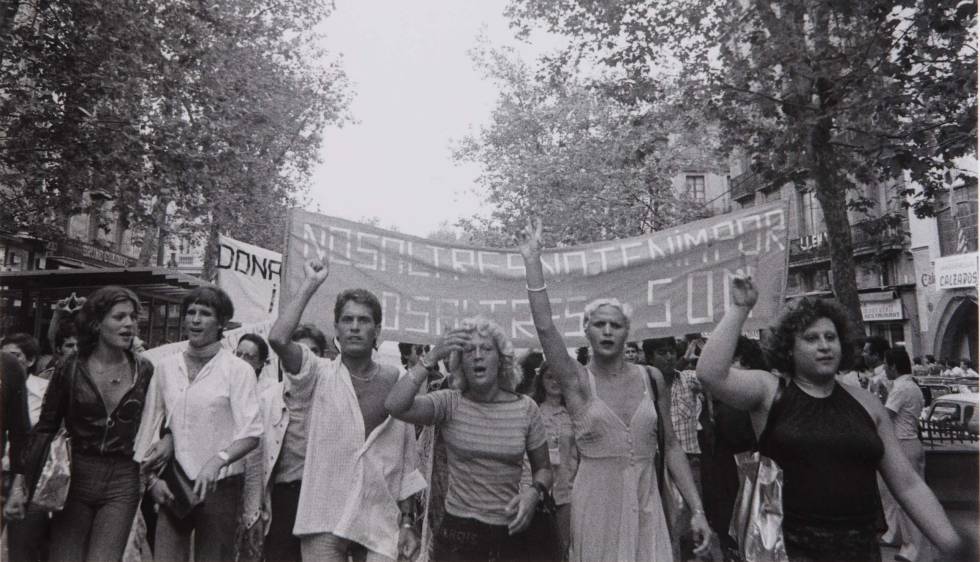 Manifestantes por la liberación gay el 26 de junio de 1977 en La Rambla