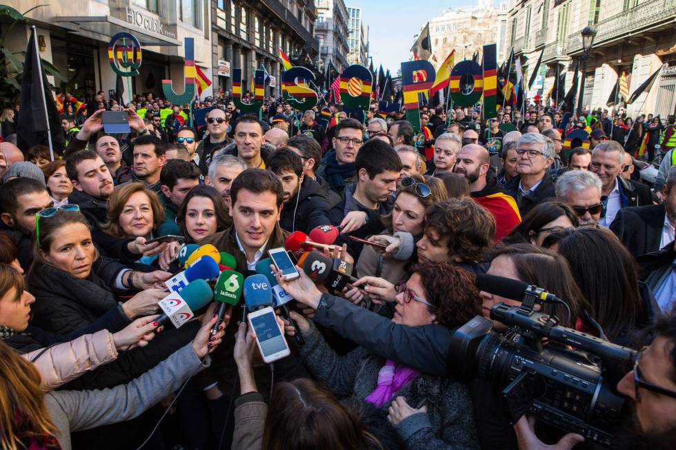 Albert Rivera e Inés Arrimadas en la manifestación de agentes de la Policía Nacional y la Guardia Civil para pedir la equiparación salarial.