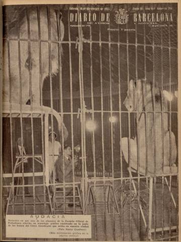 Josep Morera Falcó dins d'una gàbia de lleons el 1955.