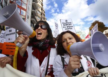 Metges de la concertada protesten a Terrassa per demanar les mateixes condicions que la pública