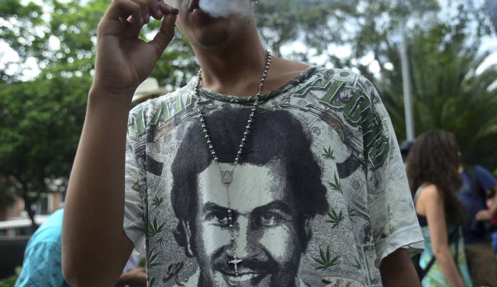 Un hombre con una camiseta con la cara de Pablo Escobar.