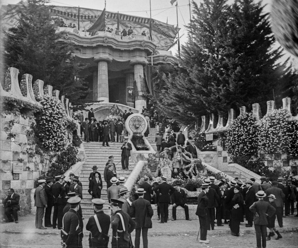 Escalinata del Park Güell amb motiu de la festa de la Unitat Catalana. 21 de maig de 1916.