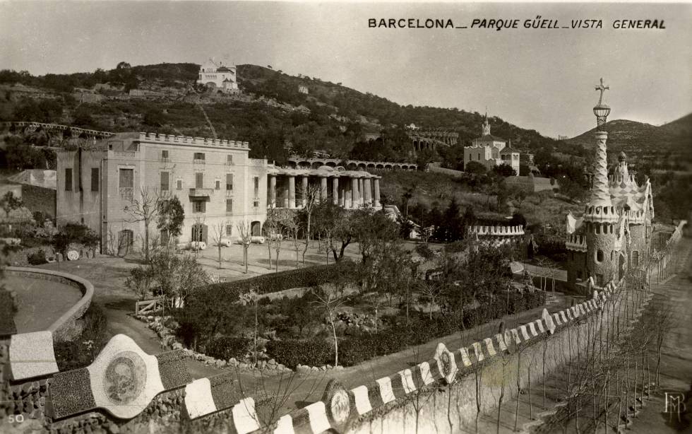 Casa Larrard, abans de la reforma de Gaudí, al voltant de 1909. També s'hi poden veure la Casa Trias i la Casa Gaudí ja acabades.