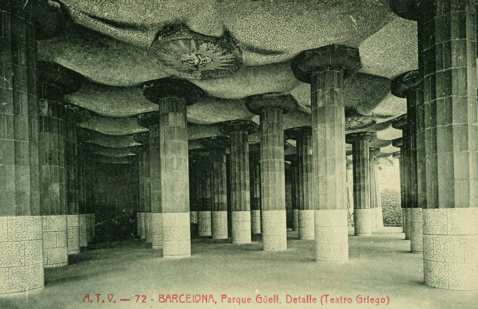 Interior de la Sala Hipòstila amb els medallons de Jujol, 1920-1930.