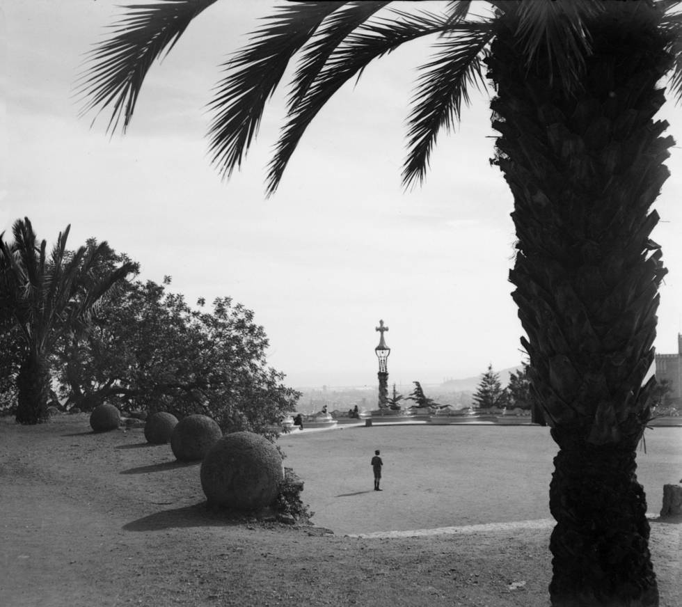 La gran esplanada i la torre del Pavelló de Consergeria al fons, 1910-1029.