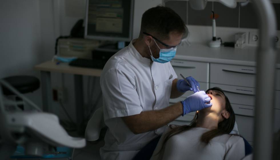 Barcelona amplia el dentista gratuït per a persones sense recursos