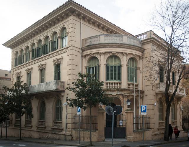 Un enigmàtic palauet policial