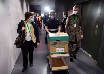 La vacuna arriba a Catalunya amb la previsió de noves restriccions