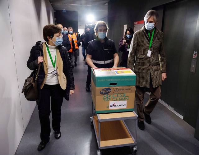 La vacuna arriba a Catalunya amb la previsió de noves restriccions