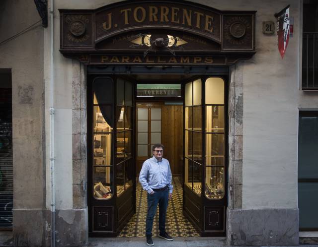 El puny del Raval capaç d’atrapar llamps entre els dits