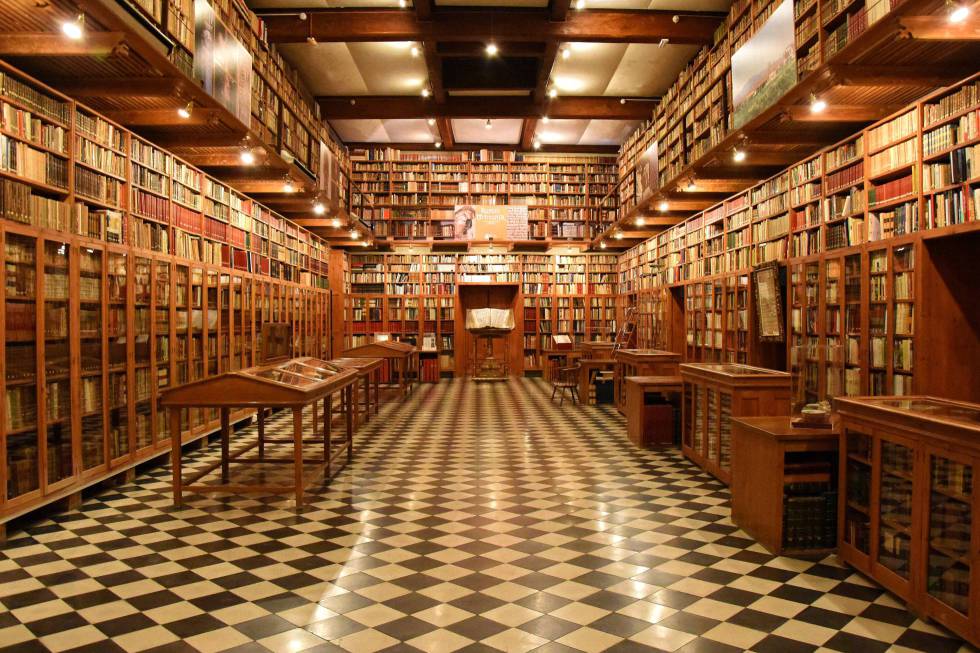 Interior de la biblioteca del castell de Peralada.