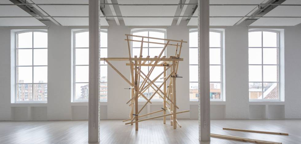 Part de l'estructura de fusta creada per Martin Anson i els seus alumnes per a l'exposició.
