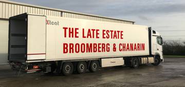 El camió de 13 metres en què han viatjat de Londres a Barcelona les obres de Broomberg & Chanarin.