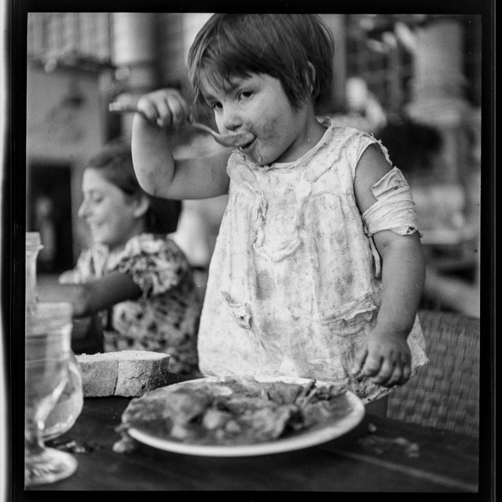 Fam i misèria: una nena al menjador per a pobres instal·lat al Casino de Sant Sebastià, a la Barceloneta, l’estiu de 1936. 