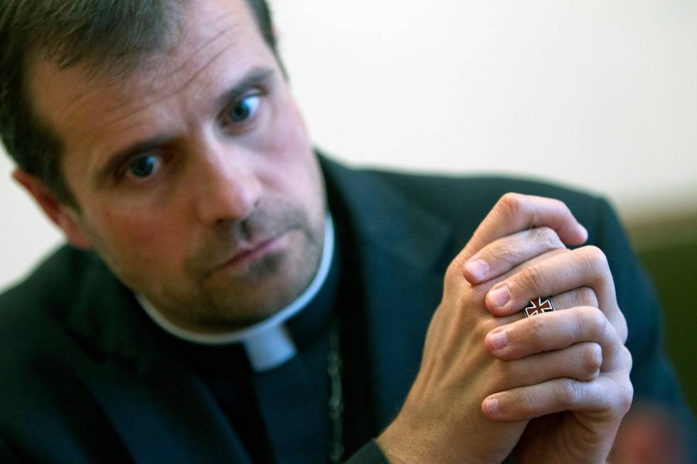 El Bisbe Novell I Mossen Cinto Cultura El Pais Catalunya