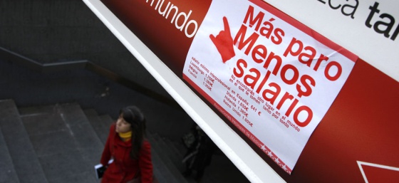 Pegatinas de 'Más paro, menos salario' en respuesta a la campaña de Metro.
