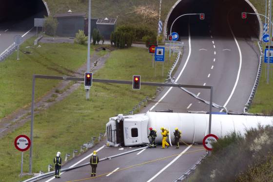 Cortada la A-6 en As Nogais al volcar un camión cargado de gas