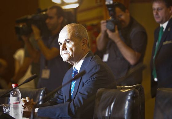 Chaves defiende la legalidad de todas las decisiones del Gobierno sobre los ERE