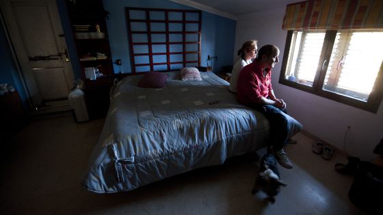 Juan Puche y su pareja, en la habitación donde residen en San Antonio de Benagéber.