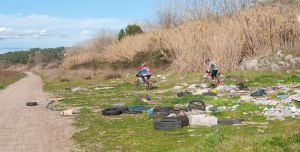 Vertedero ilegal en la ribera del BesÃ²s a la altura de Montcada i Reixac.