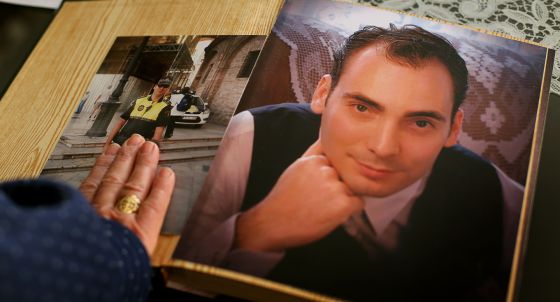 La madre de Julio Miralles con dos fotos de su hijo en su casa de Valencia. / TANIA CASTRO