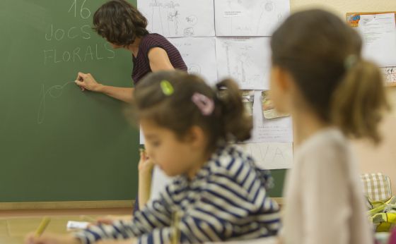 Dos alumnas, en clase de catalán en el colegio público Reina Violant, de Barcelona. / CARLES RIBAS 