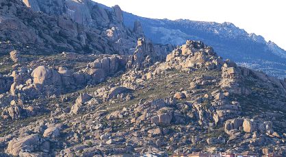 La Pedriza junto al castillo de Manzanares el Real y el embalse.