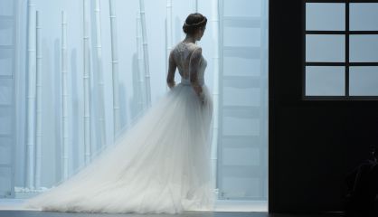 La modelo Clara Alonso con un vestido de novia de Rosa Clar&agrave;.