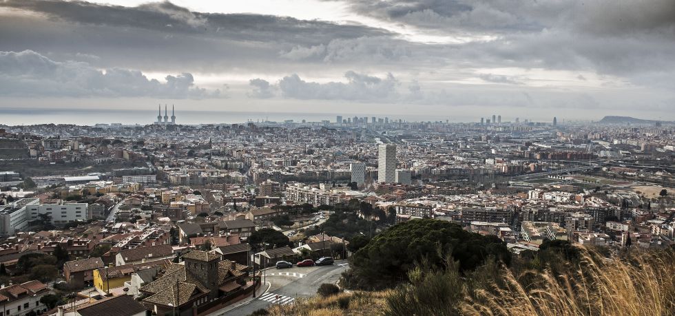 Vista panorÃ¡mica del Eje del BesÃ²s desde el barrio del SinguerlÃ­n, en Santa Coloma de Gramenet. 