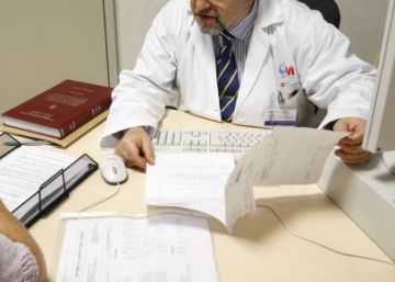 Médicos públicos ganan 1,5 millones al vender adjudicaciones sanitarias