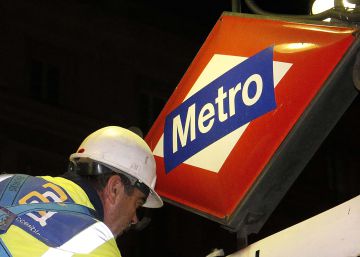 Operarios retiraban anoche los carteles de la estación Sol Vodafone y los sustituían por los nuevos