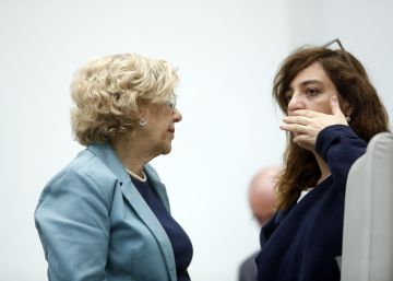 La alcaldesa, Manuela Carmena, y Celia Mayer.