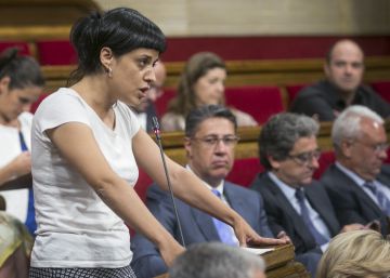 Catalan parliament steps up pressure on Madrid over independence bid