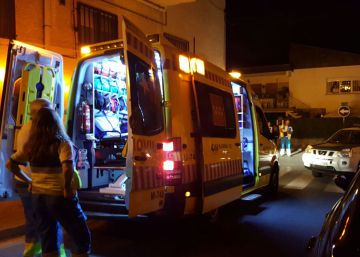 Sanitarios del Summa, a la puerta del edificio donde se ha registrado el crimen.