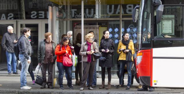 Pasajeros esperando un autobús.