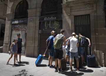 Turistas entran en un piso tur&iacute;stico en Ciutat Vella, Barcelona.