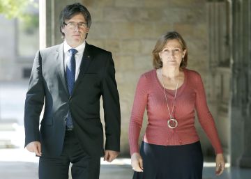 Carles Puigdemont, junto a Carme Forcadell.