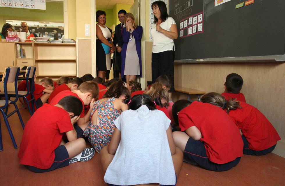 La presidenta de la Comunidad de Madrid, Cristina Cifuentes, durante su visita el pasado septiembre al colegio publico Carmen Laforet.
